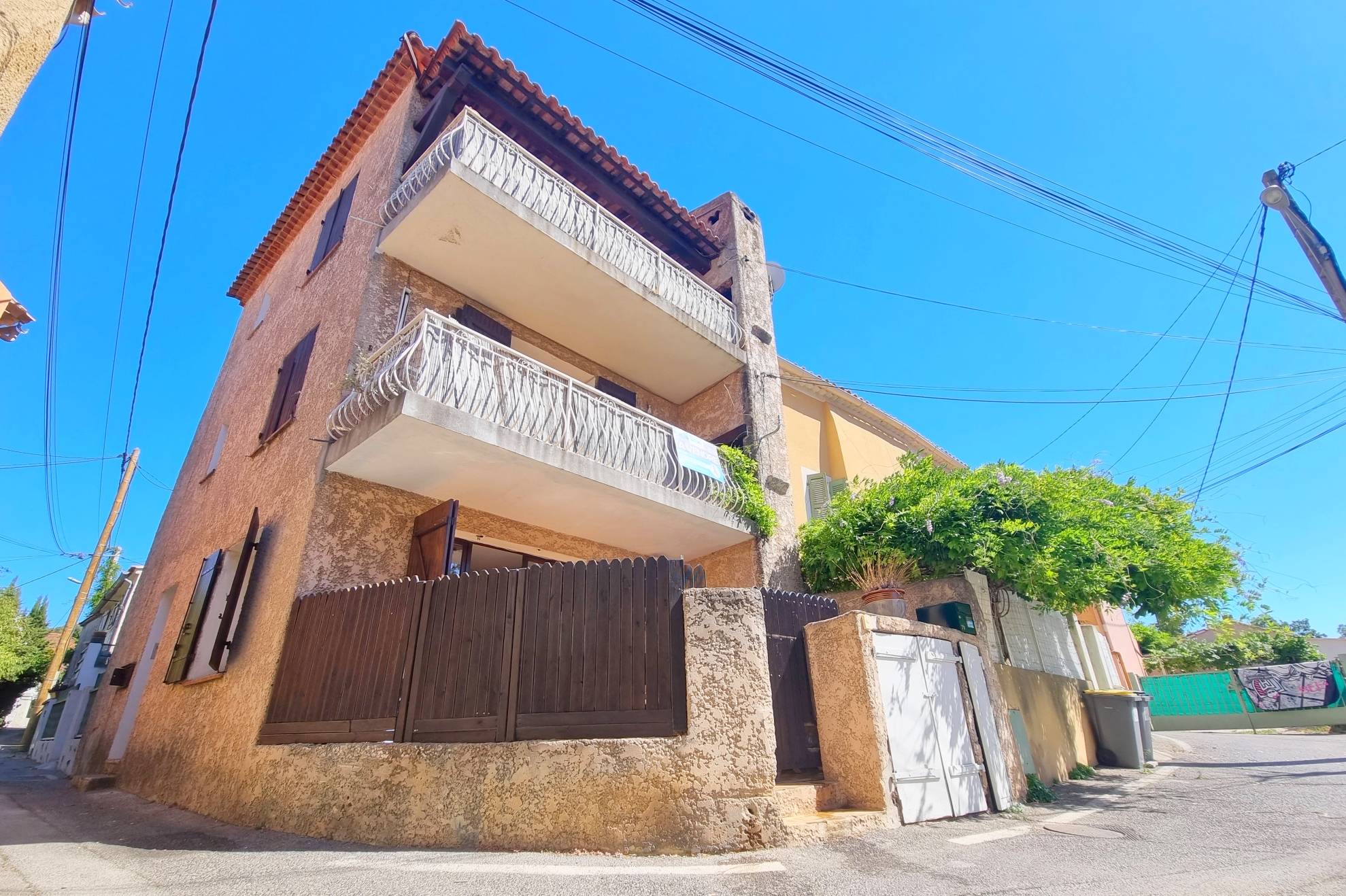 Appartement à vendre au premier étage d'une ancienne maison de hameau à Six-Fours