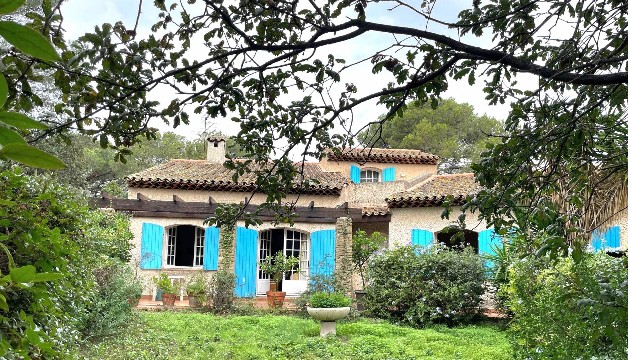 Propriété individuelle avec jardin luxuriant et piscine en vente au village du Brusc à Six-Fours