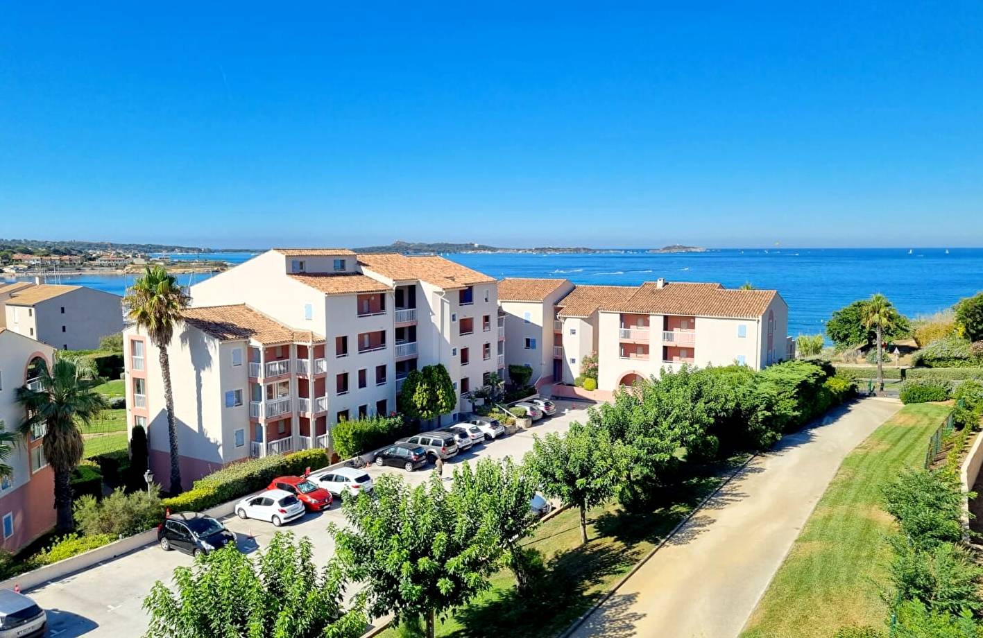 Studio avec une superbe vue mer à vendre face au Port de la Coudoulière