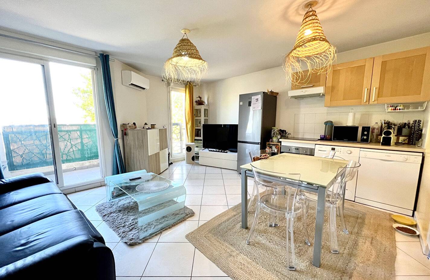 Appartement trois pièces avec terrasse à vendre dans le centre-ville de Sanary