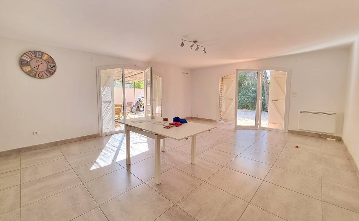 Bas de villa de 140 m² habitables entièrement rénové à vendre à Sanary-sur-Mer