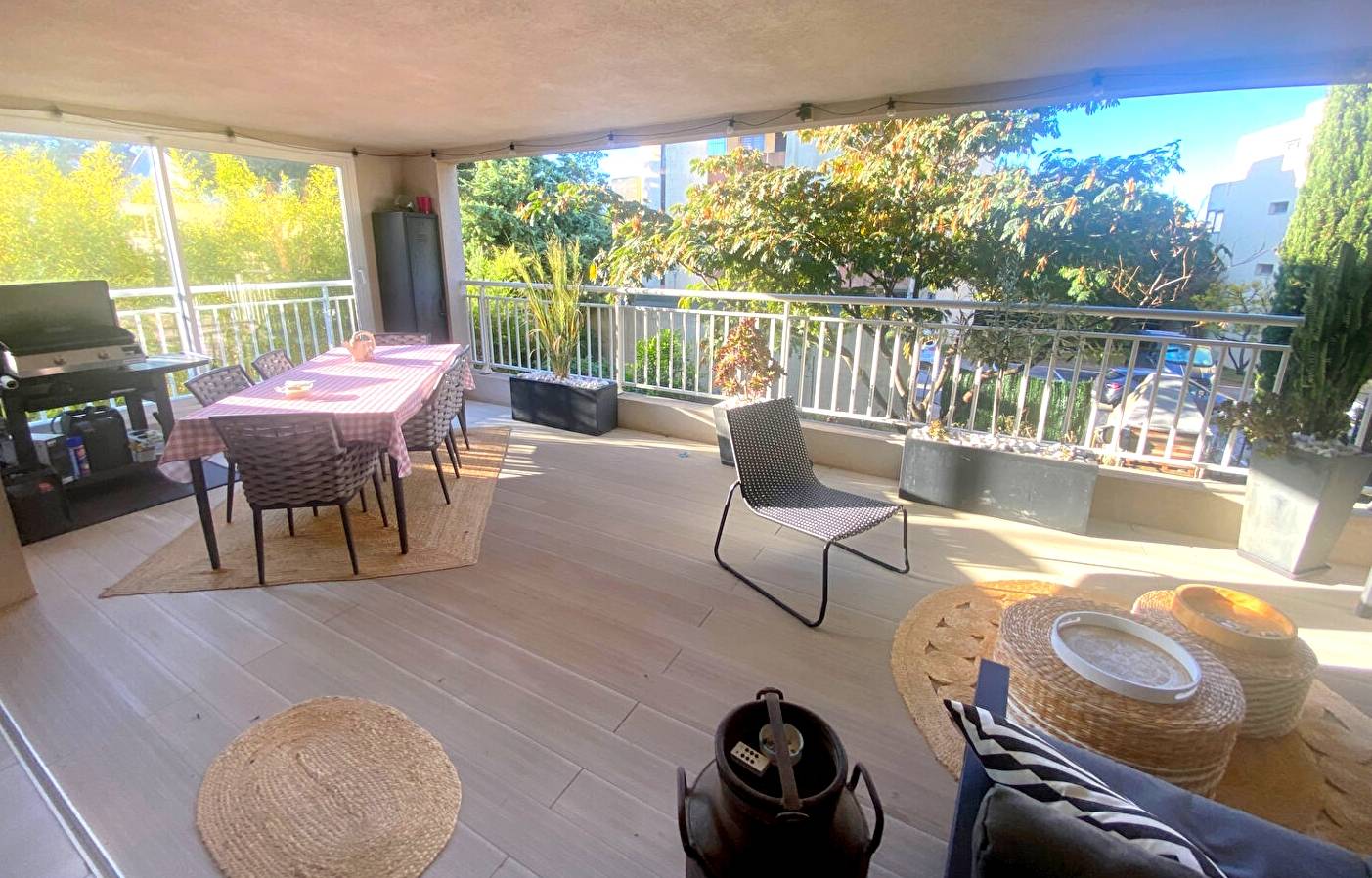 Appartement avec grande terrasse à vendre à proximité du centre-ville de Sanary