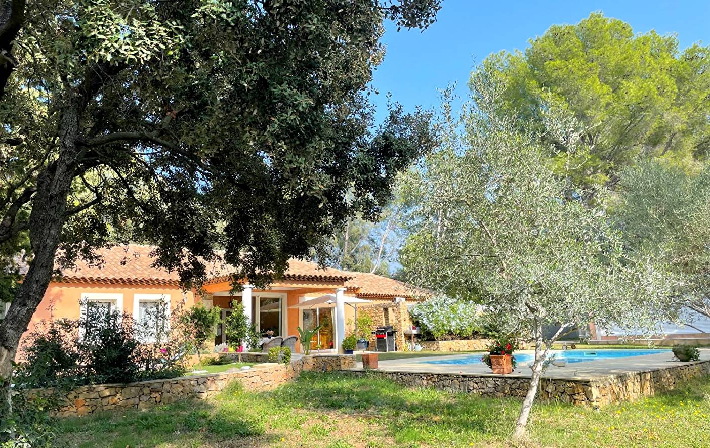 Villa avec jardin et piscine à vendre à Sanary, proche Bandol