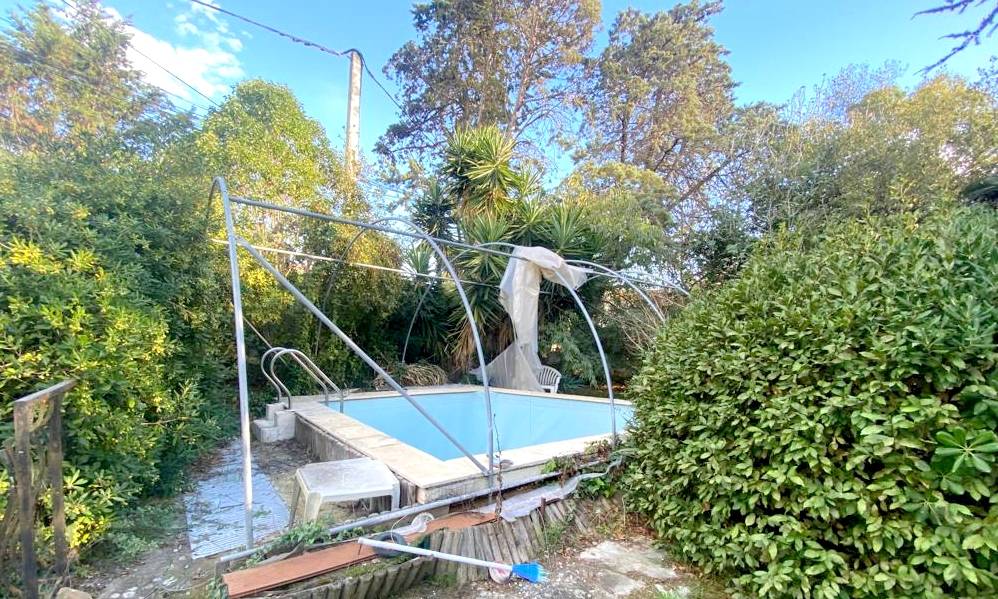 Maison avec piscine et grande parcelle de terrain à vendre à Six-Fours