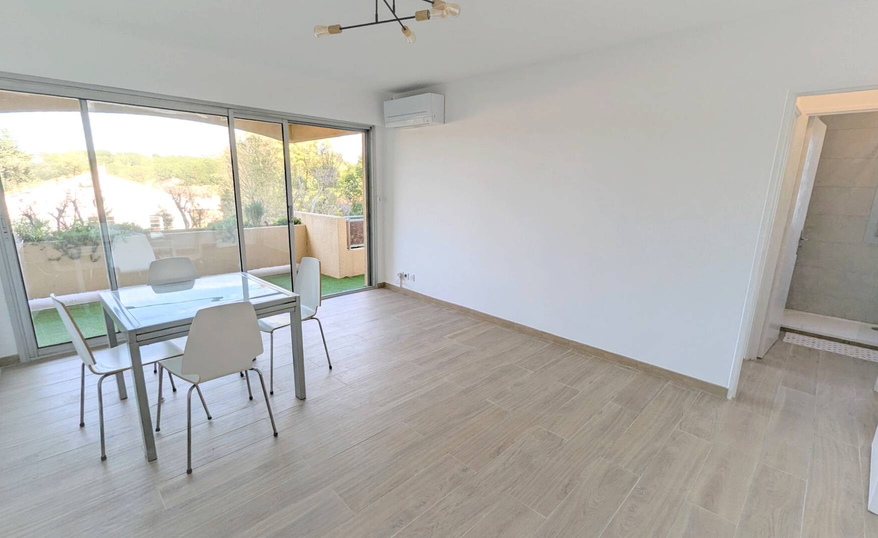 Appartement avec intérieur climatisé à vendre à Six Fours