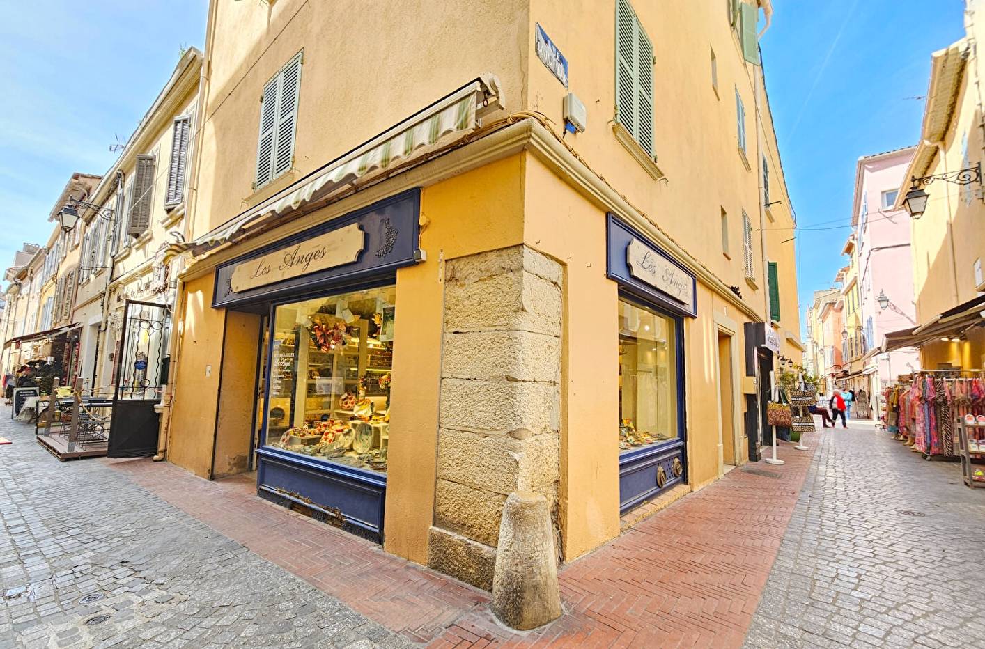 Local commercial avec double vitrine à vendre dans le centre piétonnier et historique de Sanary