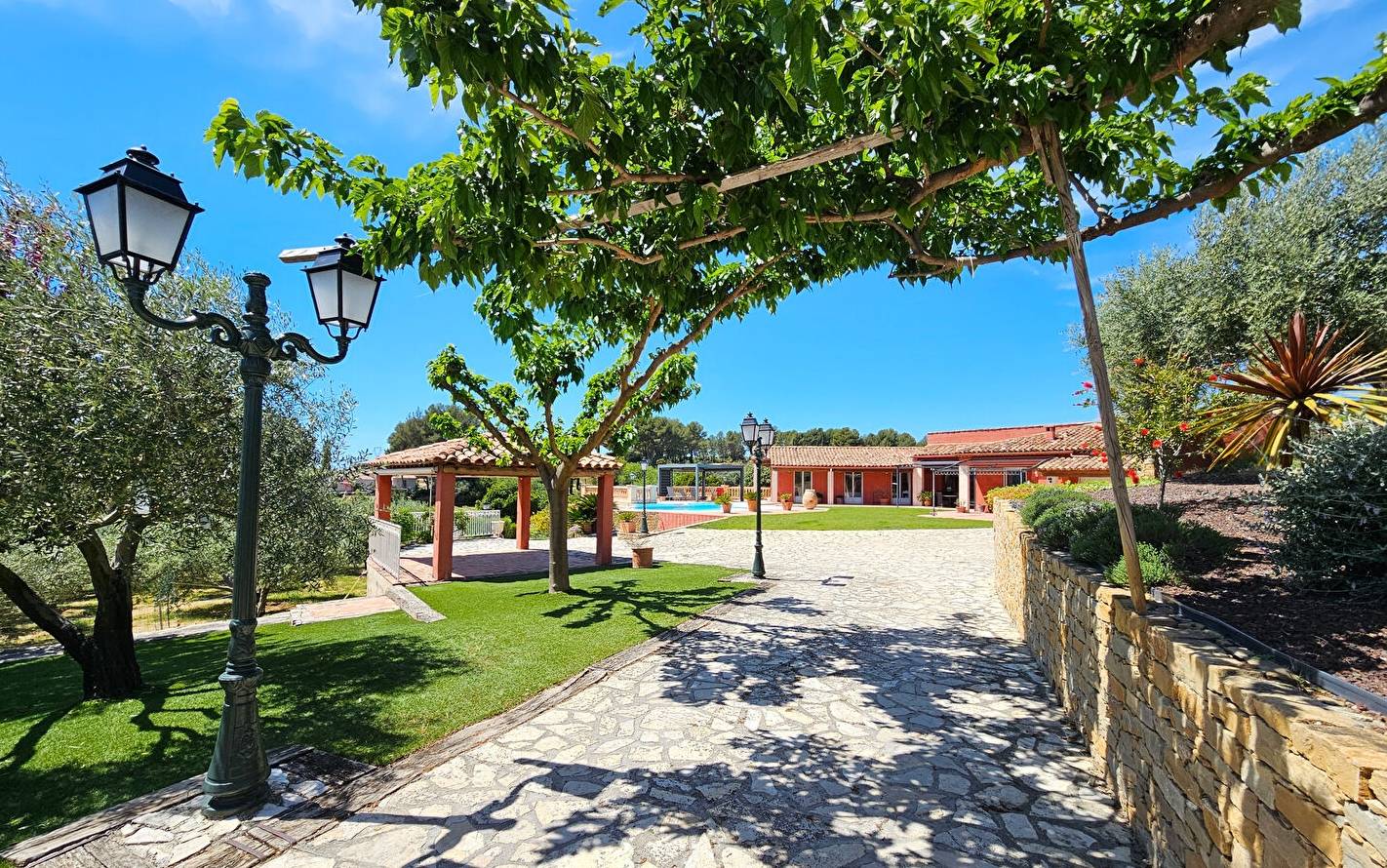 Propriété moderne avec piscine à débordement à vendre dans le village du Castellet