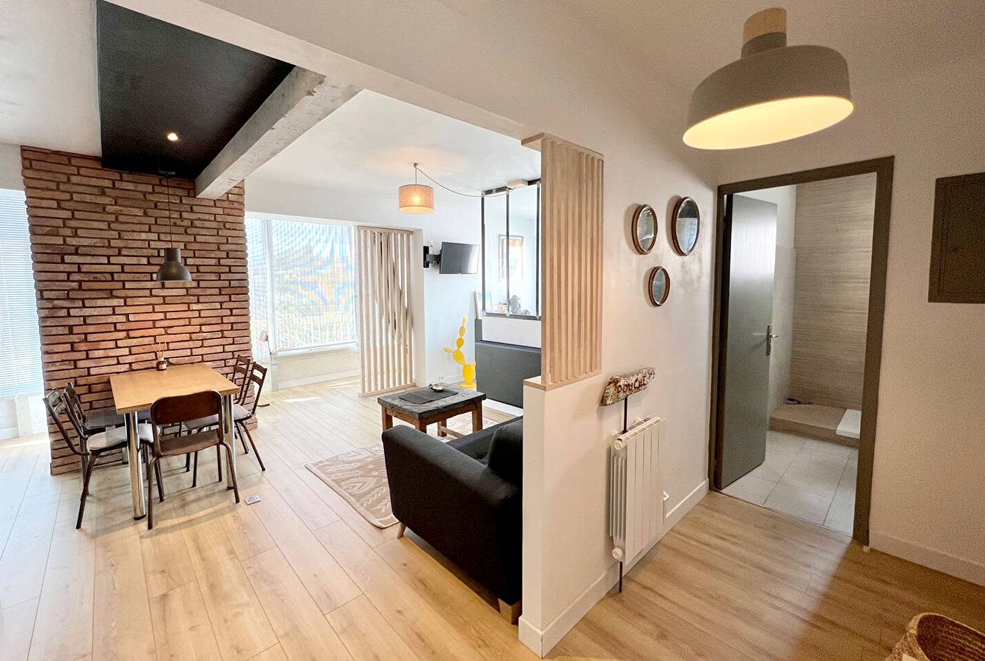 Appartement F2 rénové à vendre dans une petite copropriété à côté du centre-ville piétonnier de Sanary