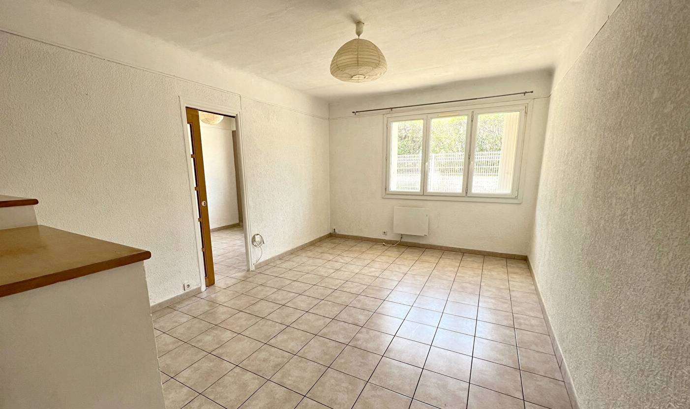 Appartement à rafraîchir à vendre allée des Lauriers Roses à Six-Fours