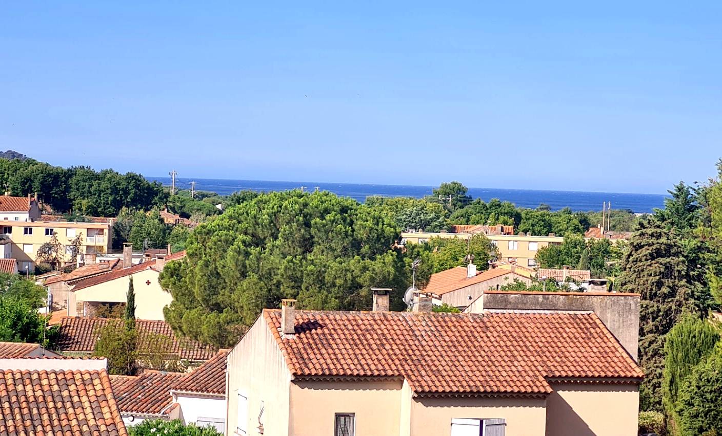 Appartement en dernier étage avec vue mer à vendre dans le centre-ville de Saint-Cyr