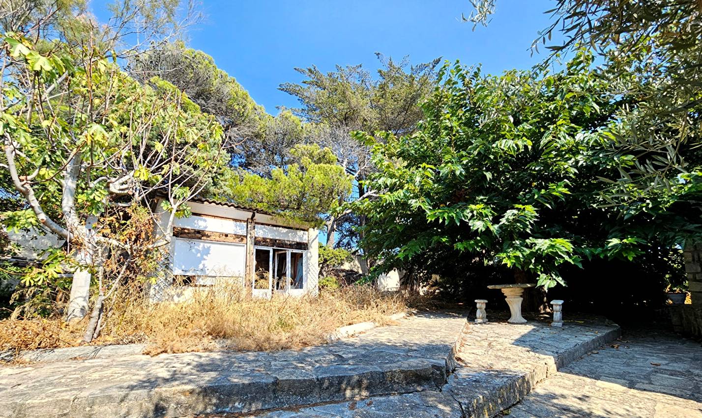 Maison avec jardin s'élevant face à la jolie baie de Bandol