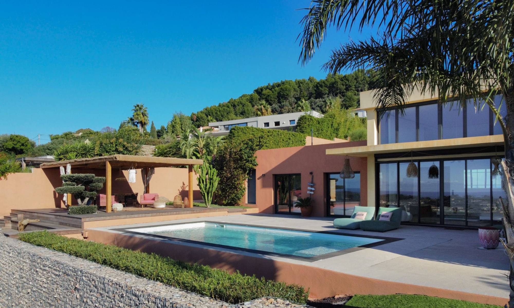 Propriété contemporaine de plain-pied à vendre dans un village de la Côte d'Azur