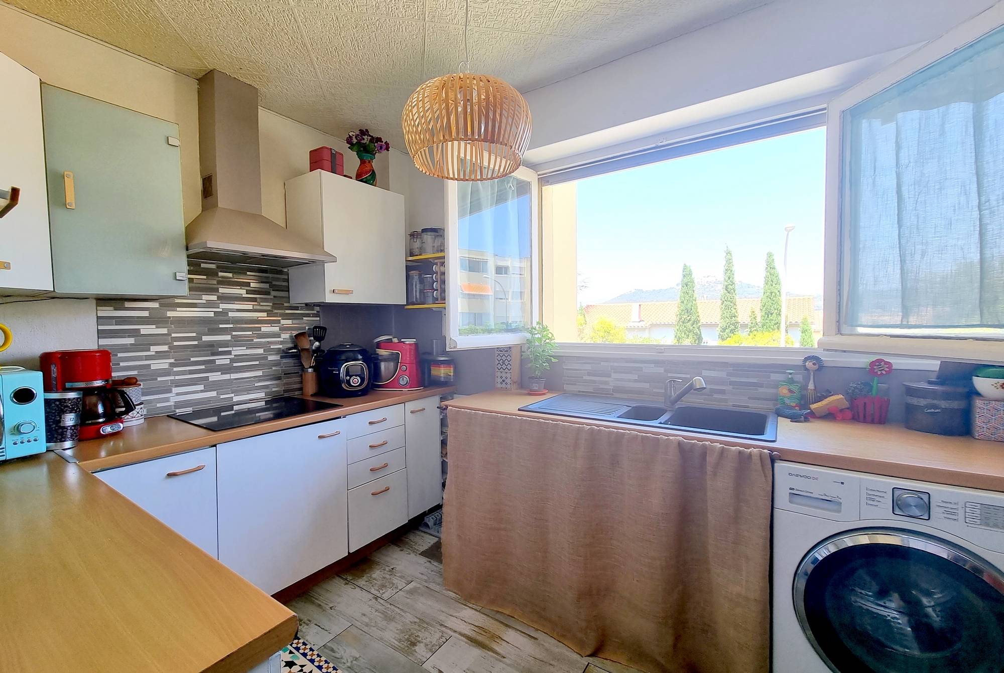 Appartement avec cuisine indépendante offrant une vue sur le Fort de Six Fours