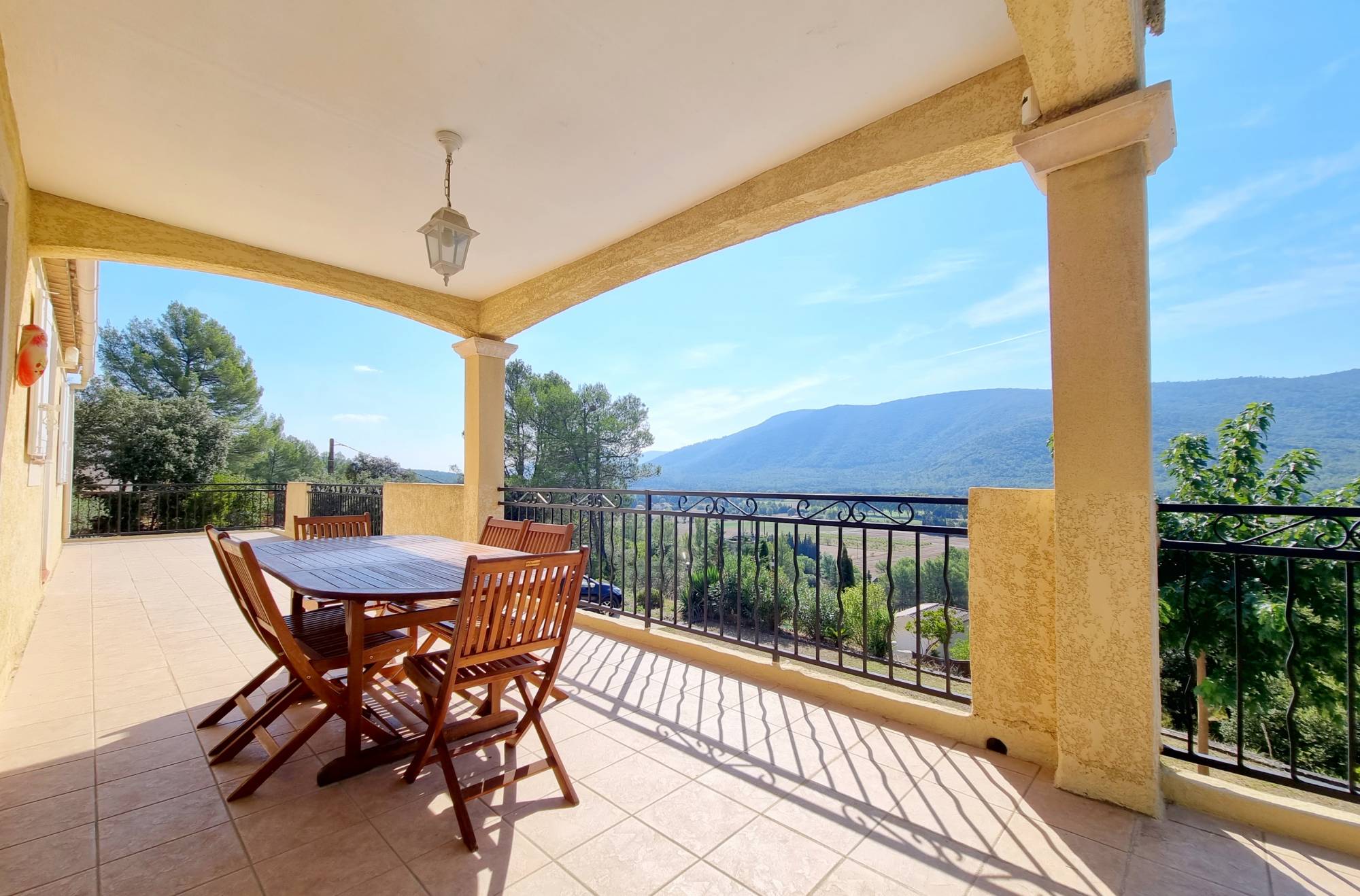 Maison avec deux grandes terrasse en vente sur un chemin paisible de Signes