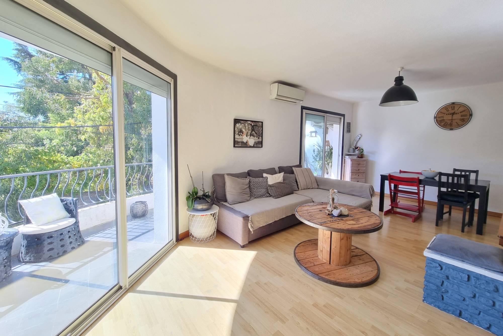 Appartement en premier et dernier étage à vendre sur les hauteurs du centre-ville de Six-Fours