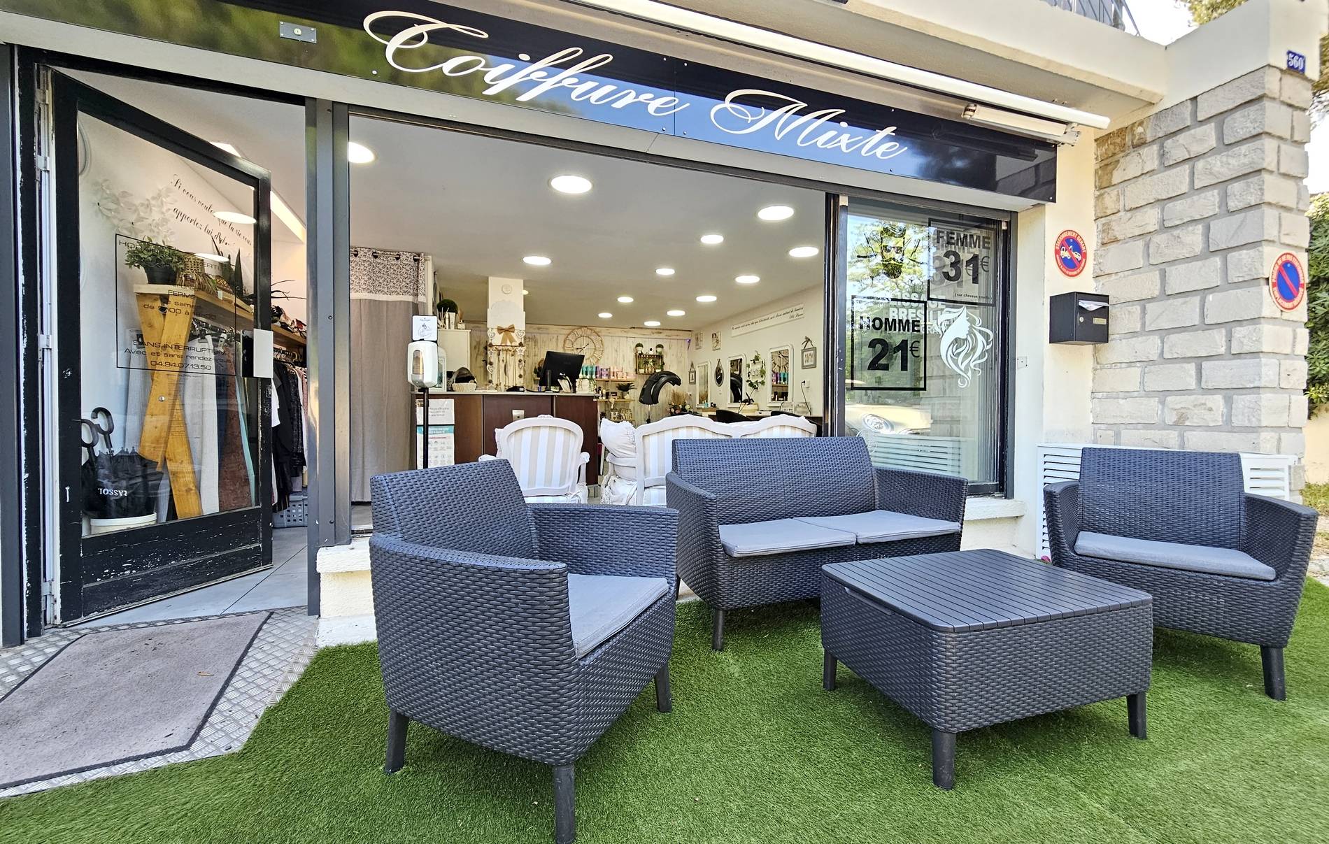 Salon de coiffure mixte avec terrasse et parking