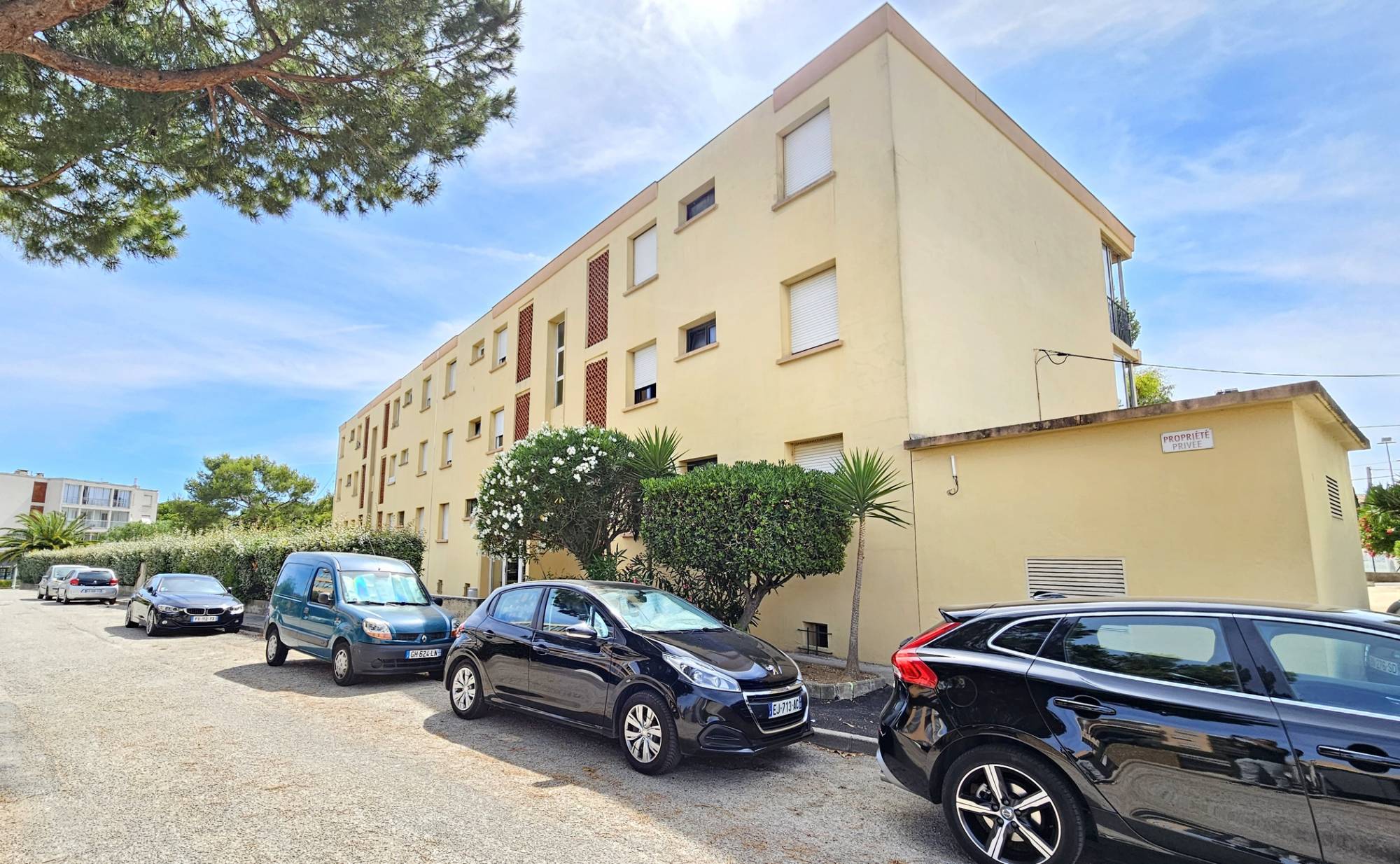 Appartement climatisé à vendre dans un immeuble résidentiel des années 60 dans le quartier Carredon