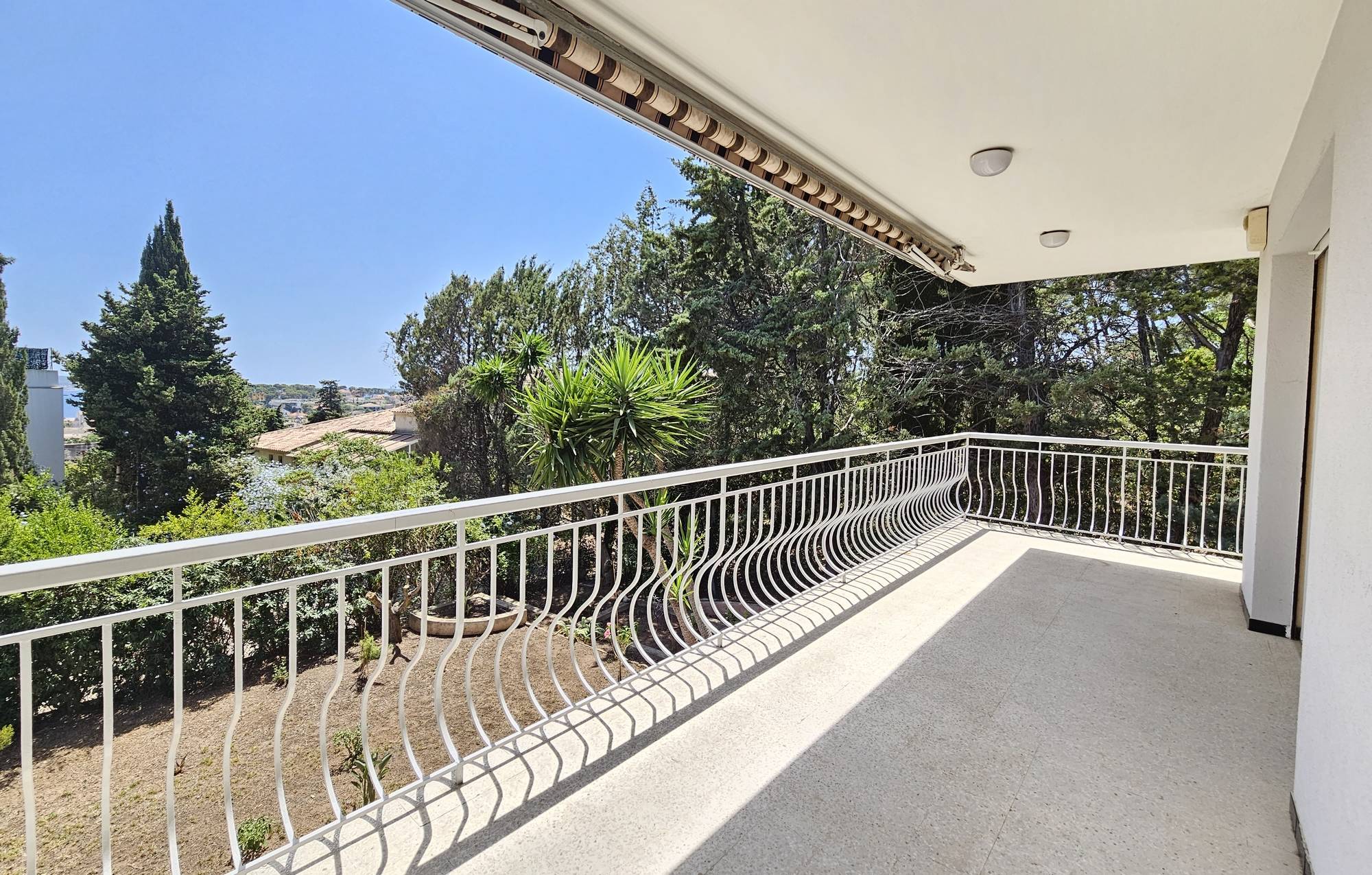 Appartement avec grande terrasse à vendre Chemin de la Pinède à Sanary-sur-Mer