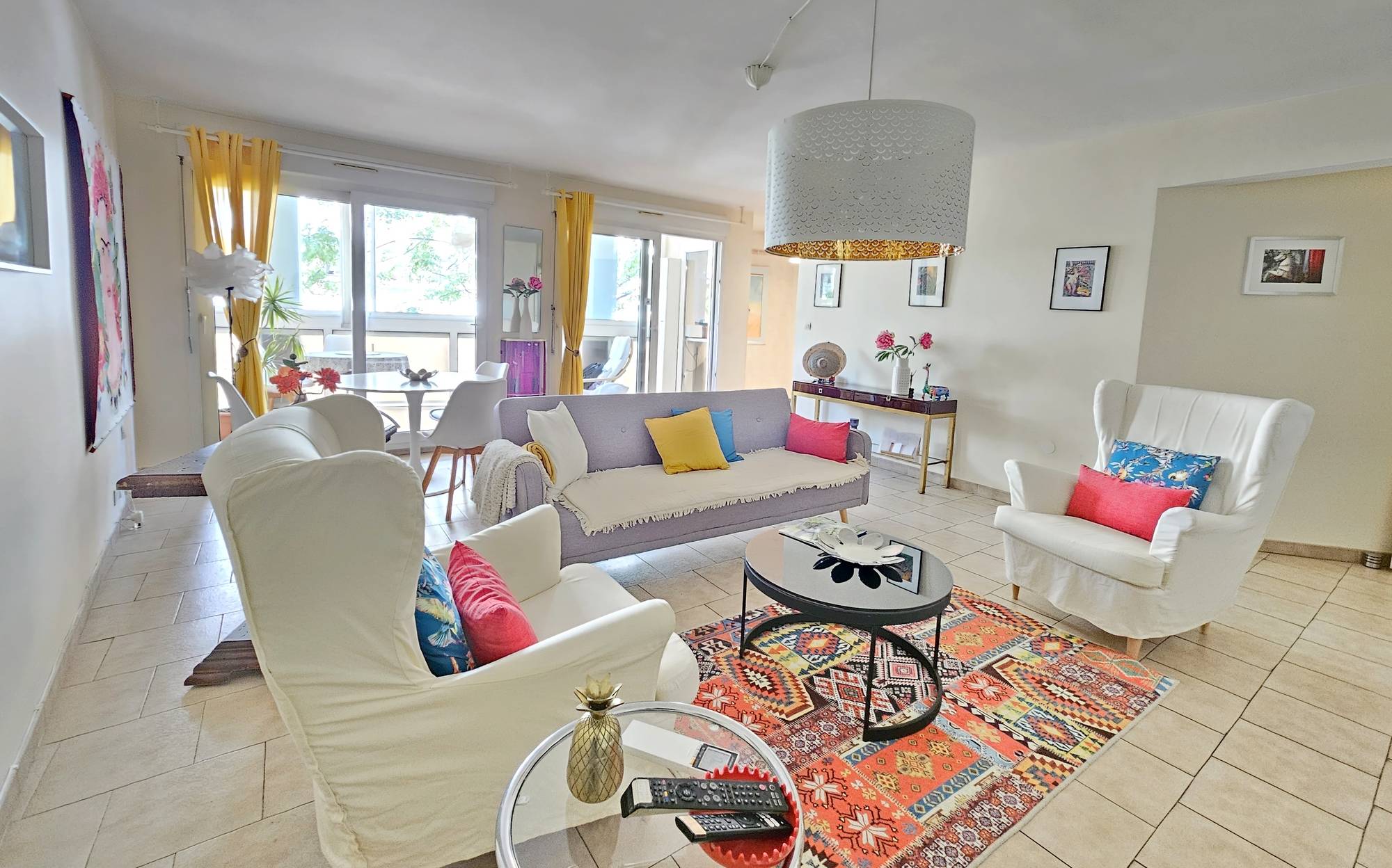 Appartement avec pièce à vivre climatisée à vendre dans le centre-ville de Sanary