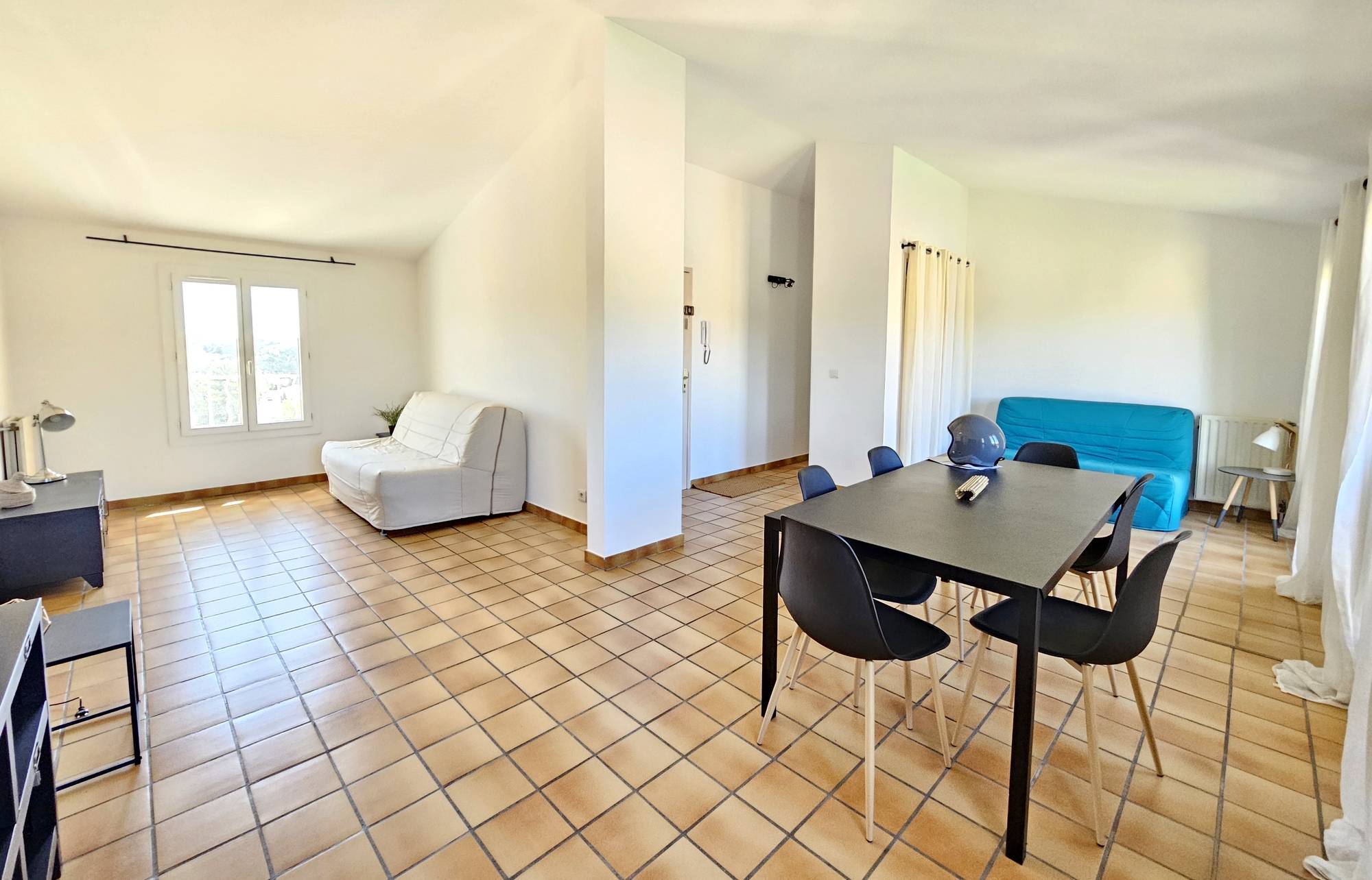 Appartement avec terrasse tropézienne à vendre sur les hauteurs du centre-ville de Sanary