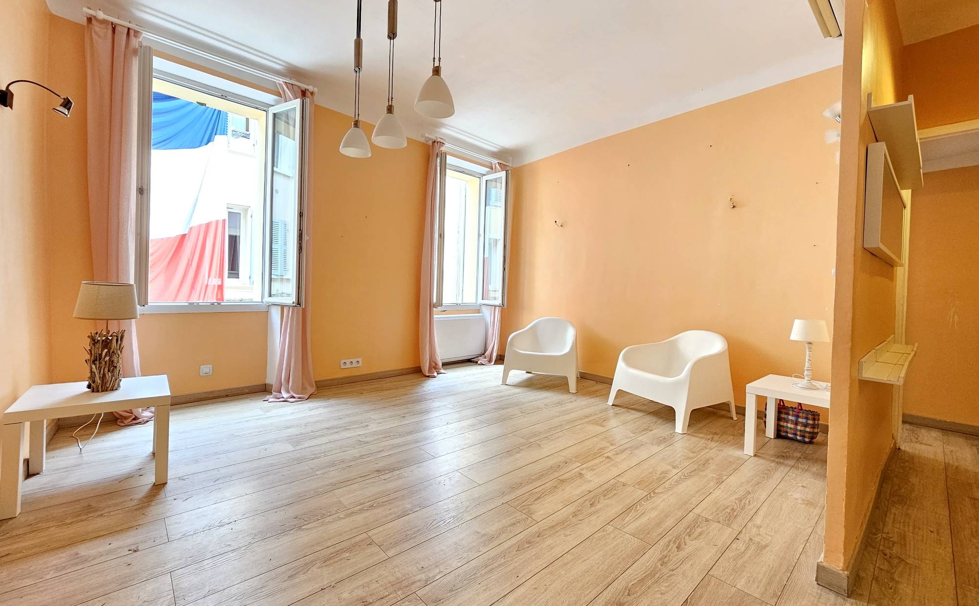 Appartement à vendre dans le village de Sanary, à 50 mètres de la place de la République