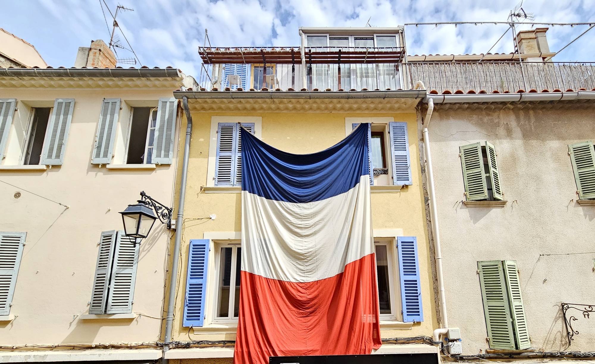 Appartement 3 pièces rénové à vendre dans une des ruelles piétonnes de Sanary