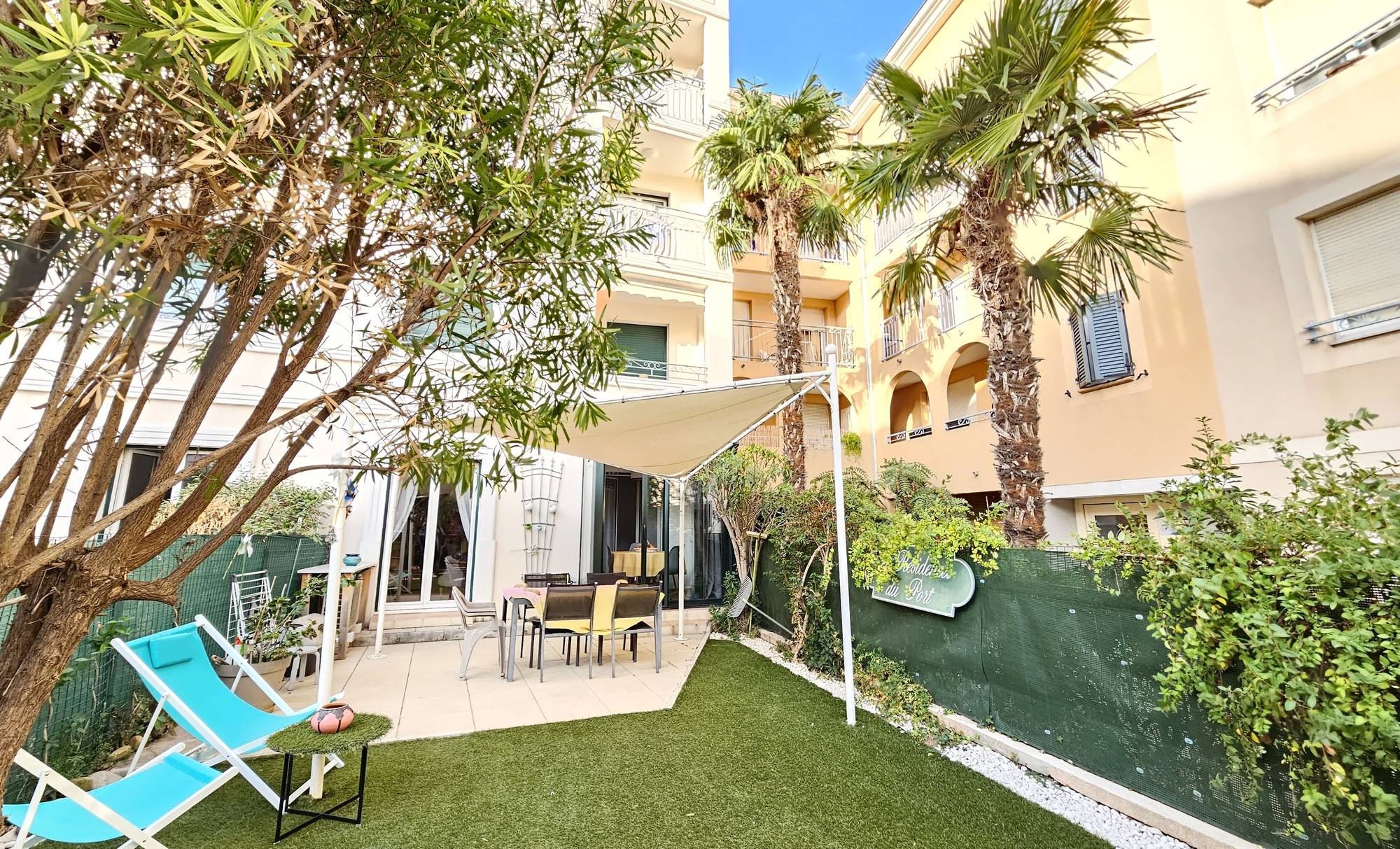 Appartement en rez-de-jardin avec garage à vendre dans le centre-ville de Sanary