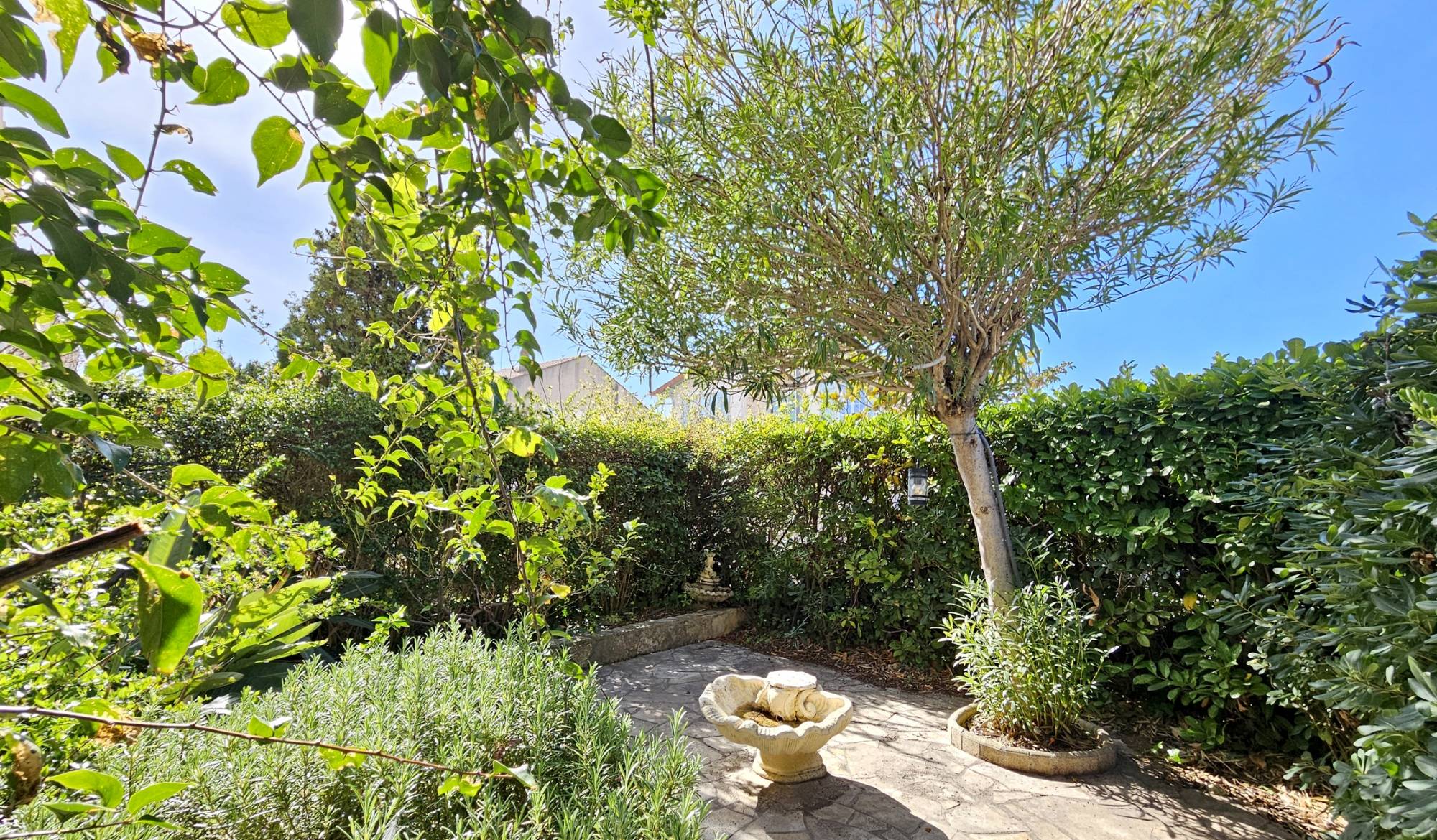 Appartement avec jardin et garage à vendre dans le centre-ville de Sanary, à côté de la place Albert Cavet