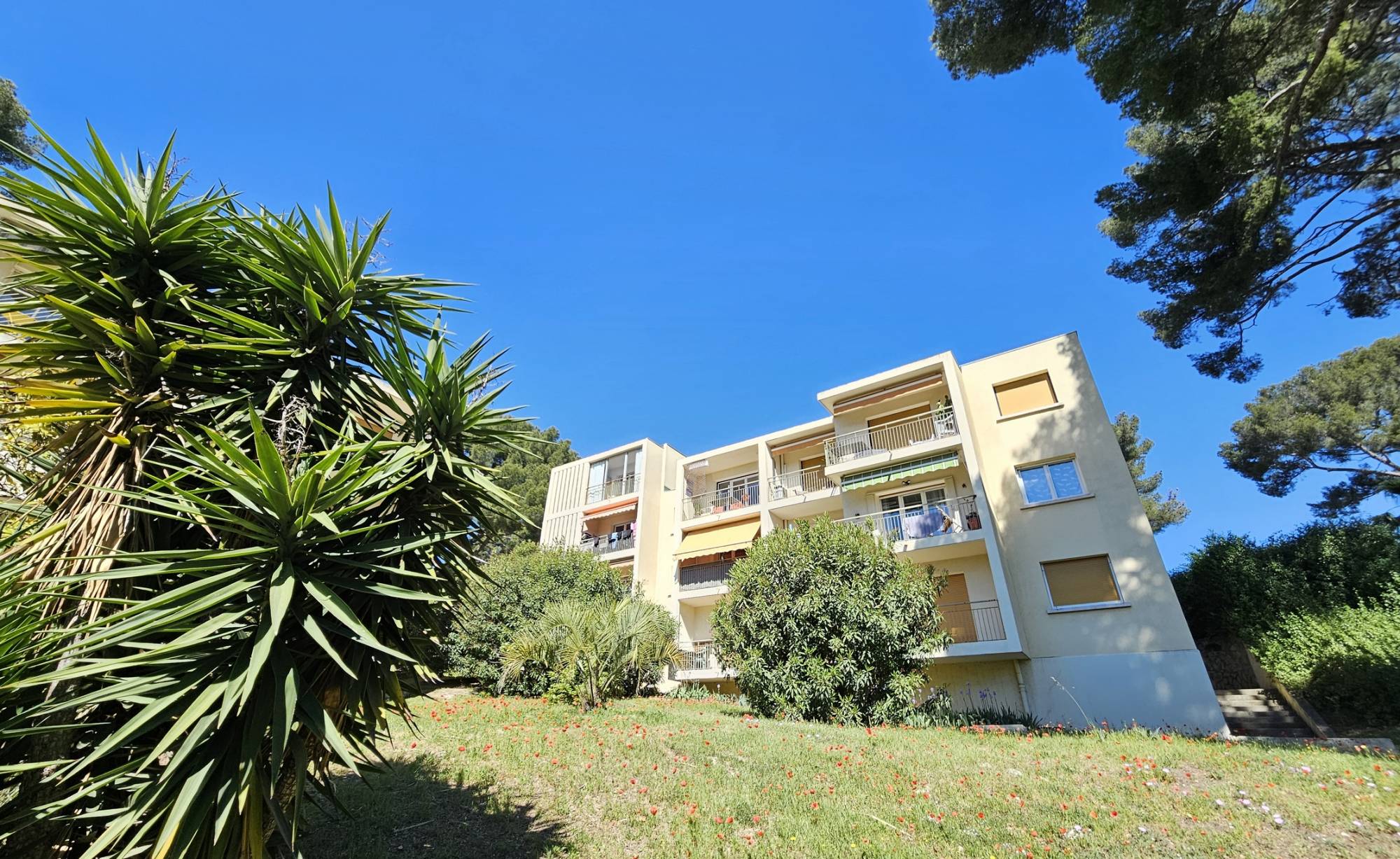 Appartement à rénover à vendre dans une petite résidence située Chemin du Diable à Sanary-sur-Mer