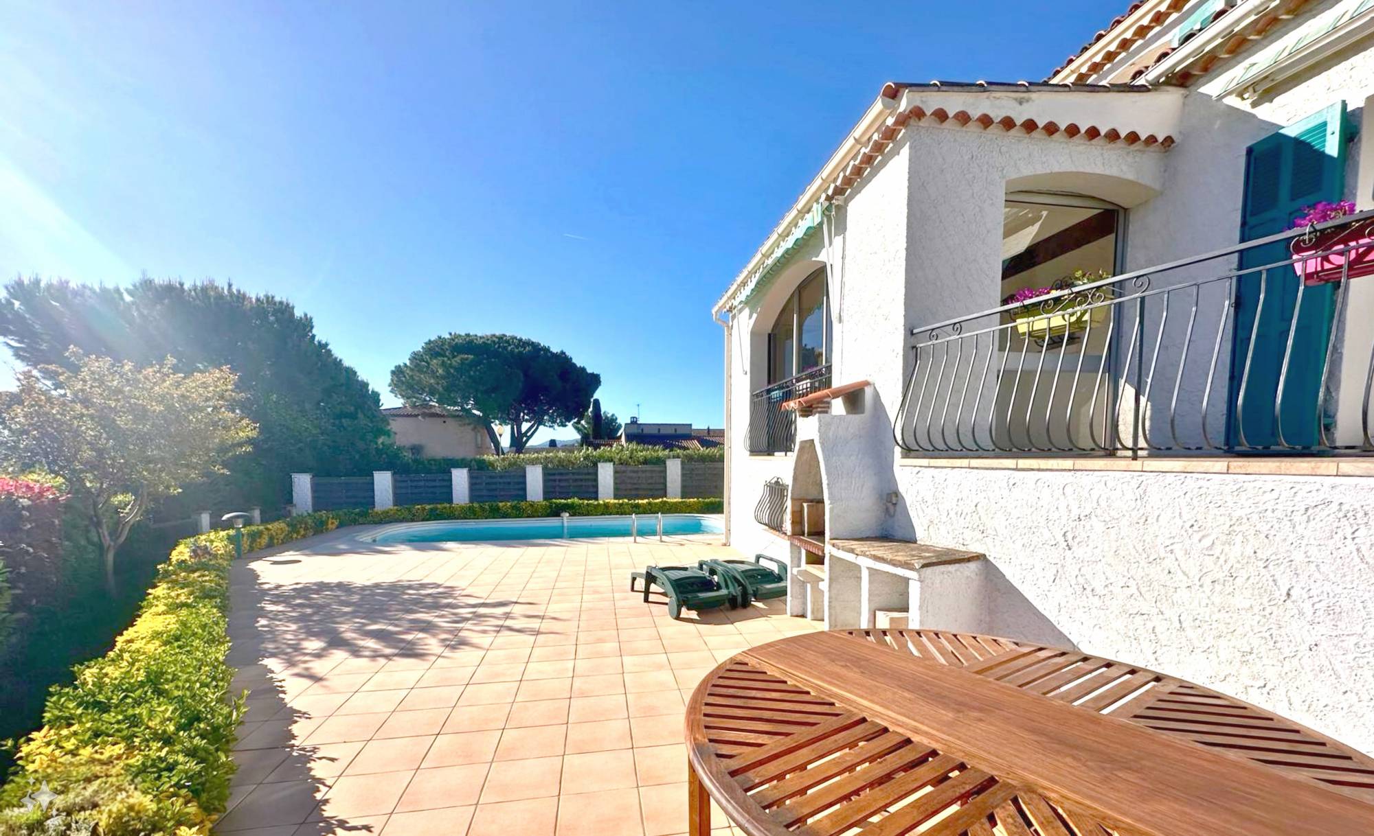 Maison avec garage et piscine à vendre à côté du Chemin des Mas de l'Huide