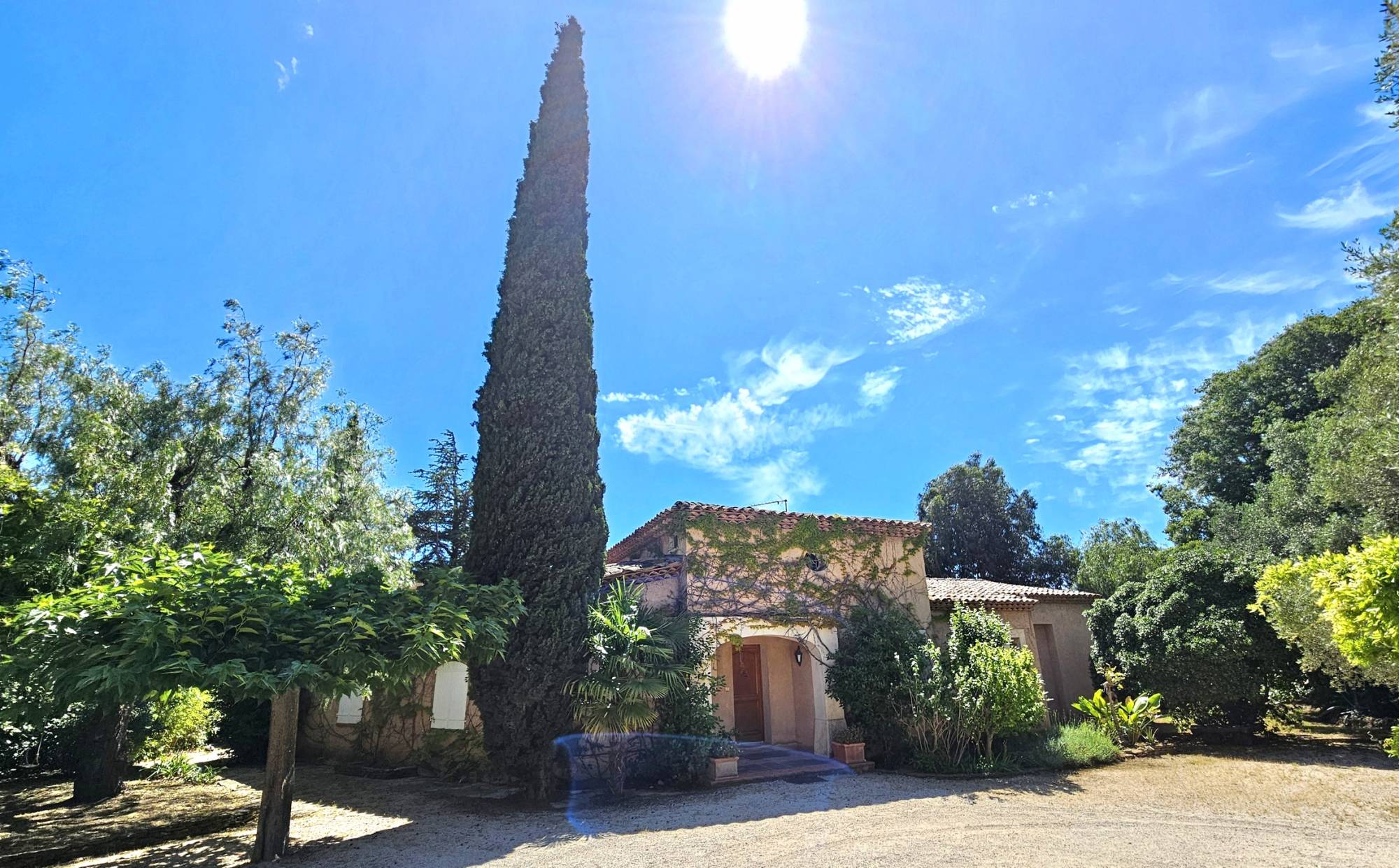 Cette maison 5 chambres vous a été présentée à la vente à proximité de Sanary-sur-Mer par notre agence immobilière