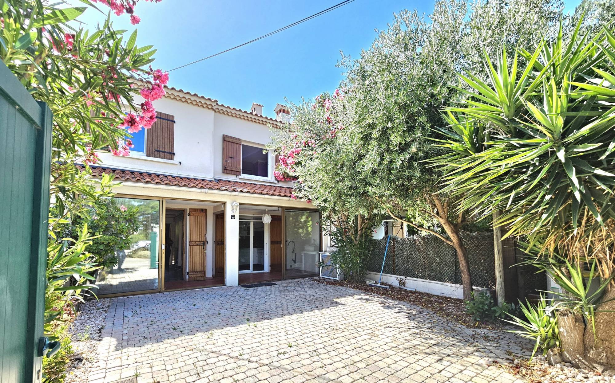 Maison en copropriété de 4 lots d'habitation à vendre à une dizaine de minutes de marche de la plage de Bonnegrâce