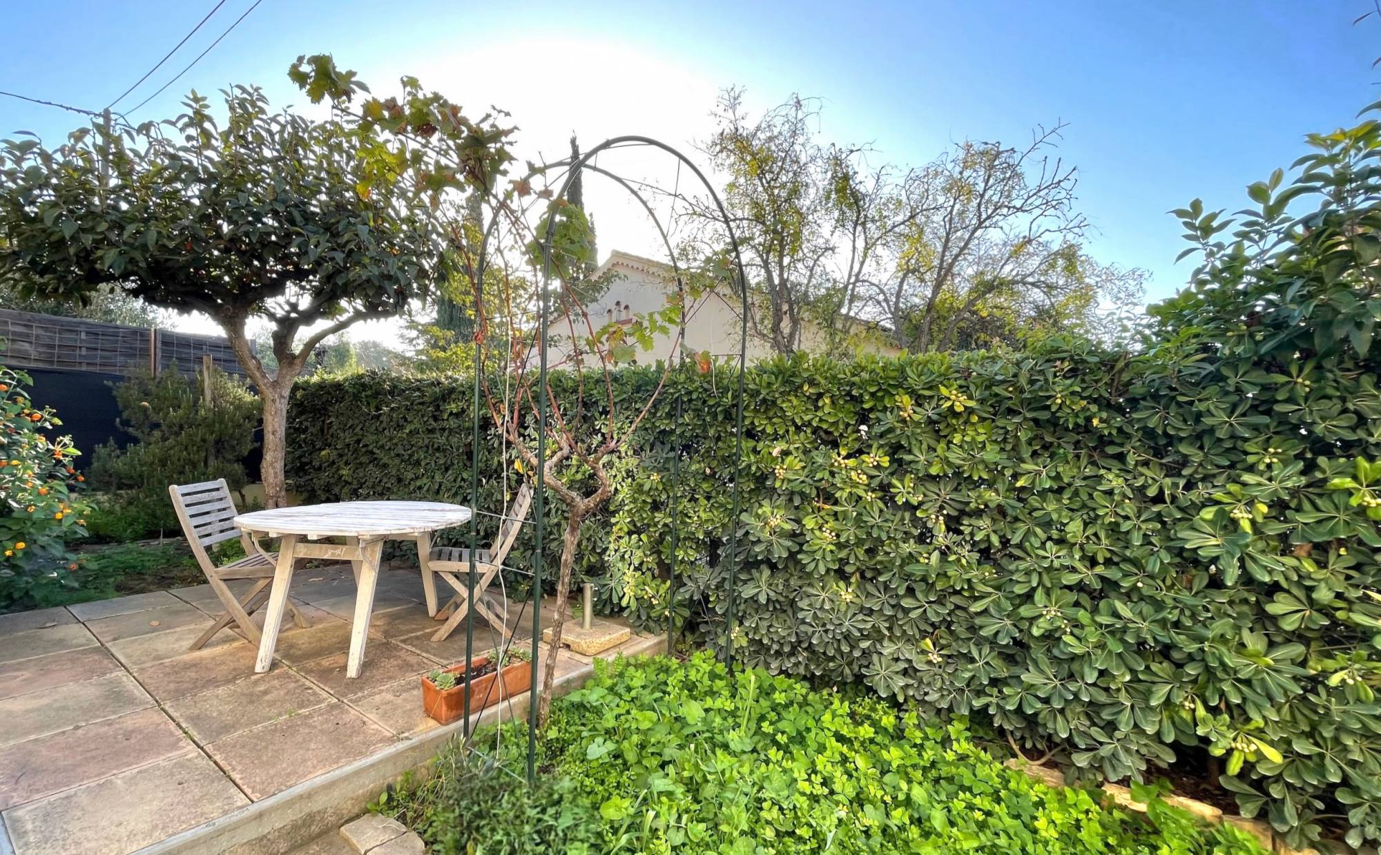 Villa avec jardin arboré à vendre par notre agence immobilière Ancien Chemin de Toulon