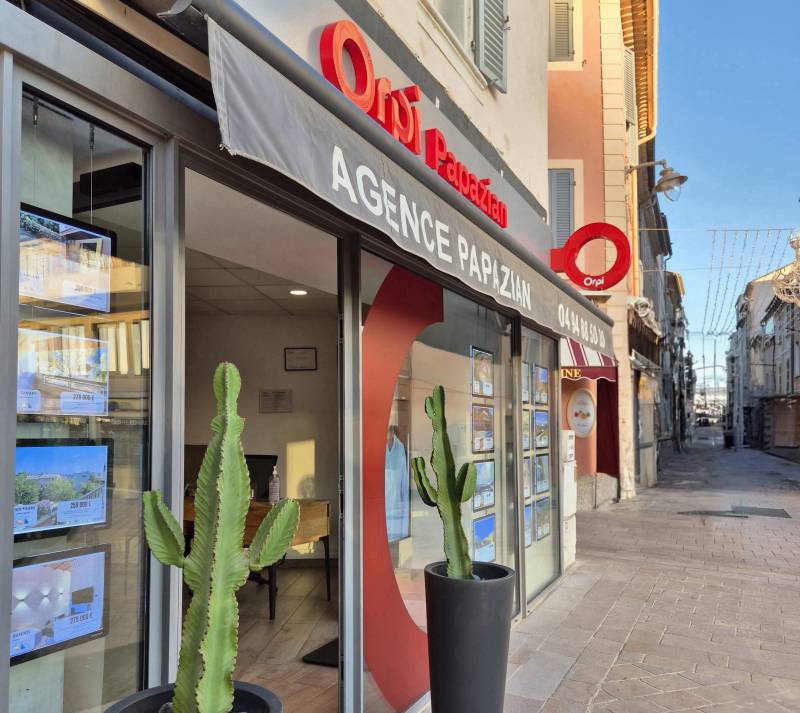 Petit-déjeuner entre confrères immobiliers sur le port de Sanary-sur-Mer, à l'agence Orpi Papazian