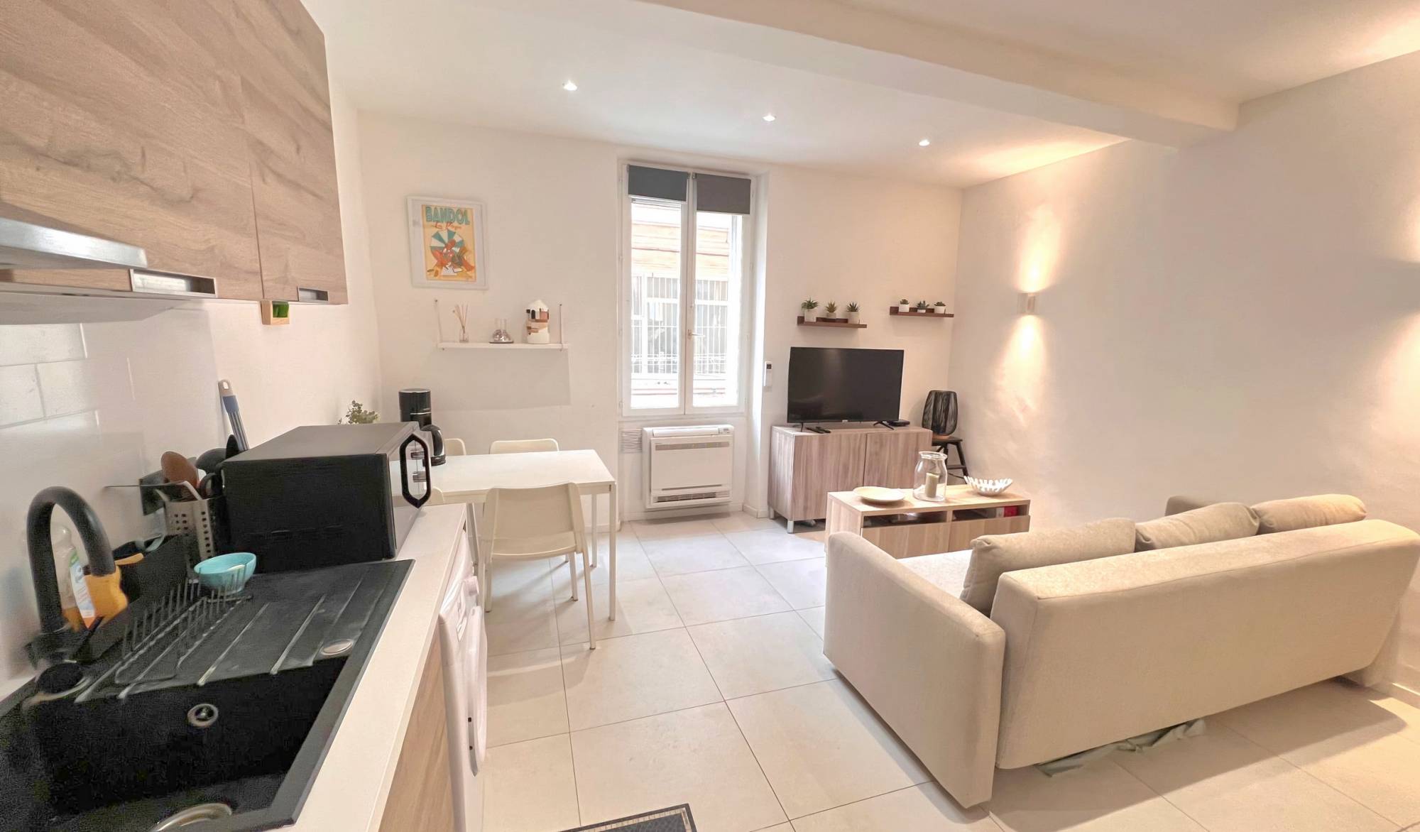 Appartement contemporain en vente dans un immeuble de 1900 localisé sur la station balnéaire de Bandol