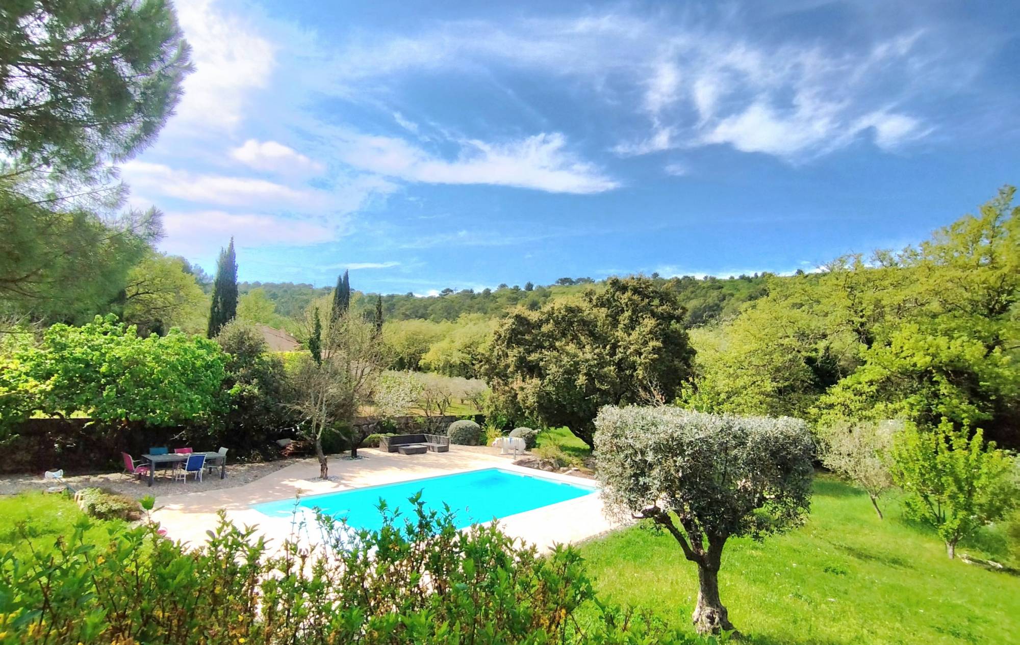 Propriété avec piscine à vendre à Evenos, dans le hameau du Broussan