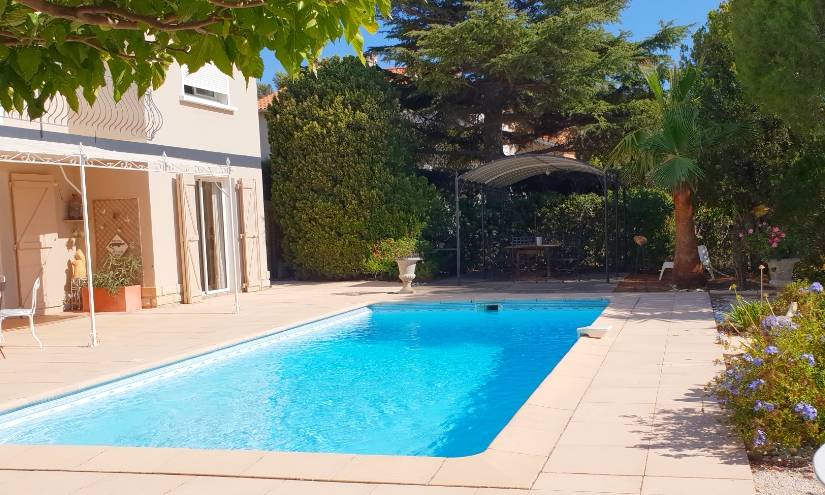 Maison traditionnelle avec piscine à vendre à proximité de la Collégiale Saint-Pierre