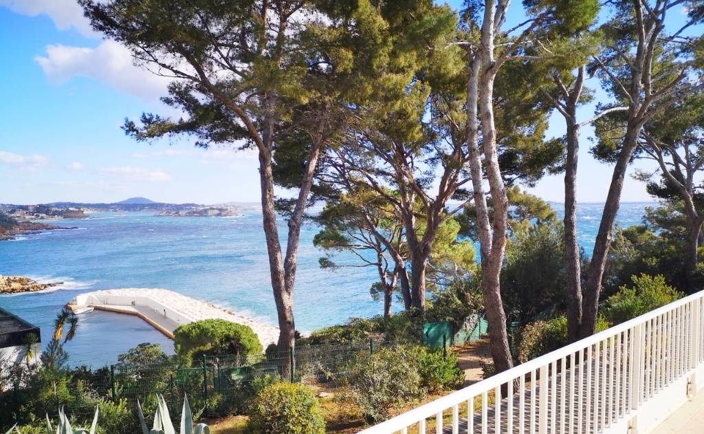 Domaine privé avec piscines et gardien, logé en bord de mer