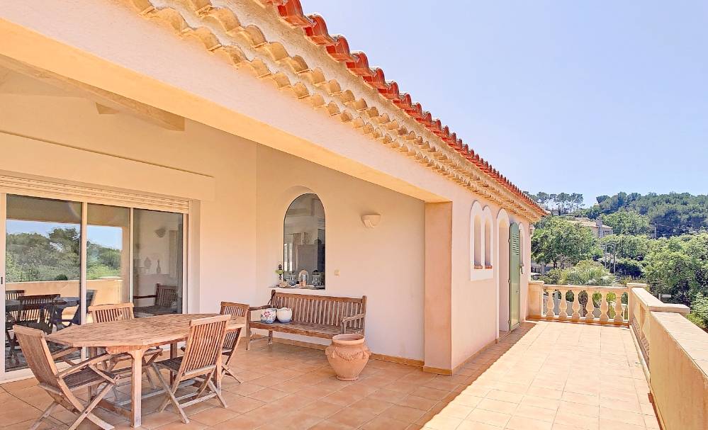 VILLA EN POSITION DOMINANTE AVEC PISCINE ET POOL HOUSE A VENDRE A SIX FOURS LES PLAGES