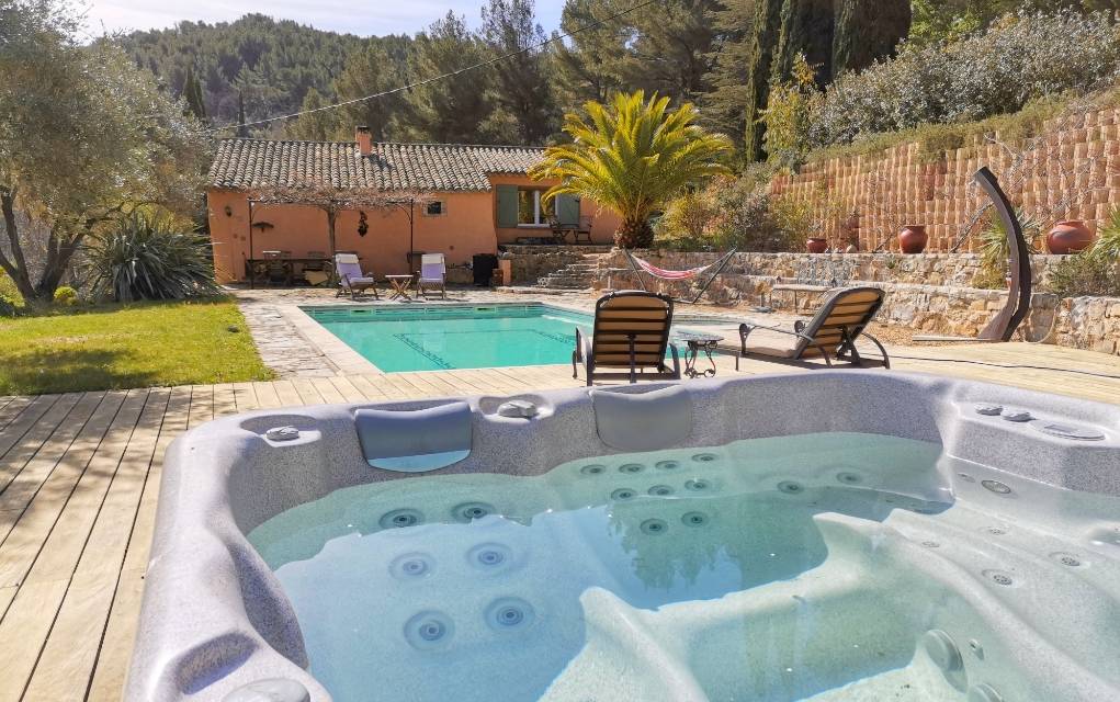 Mas rénové avec piscine et jacuzzi à vendre dans un village du Var