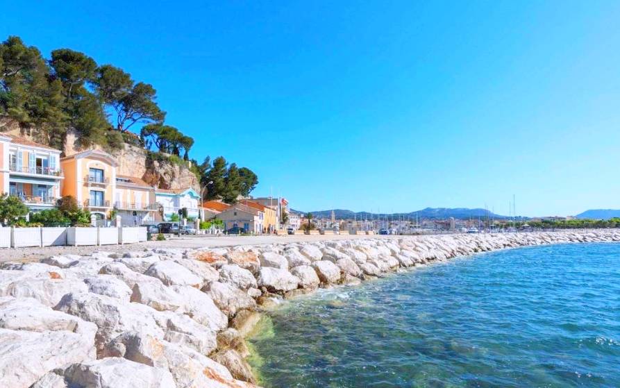 Immeuble bourgeois de 1903 localisé sur le Port de Sanary, face à la Baie