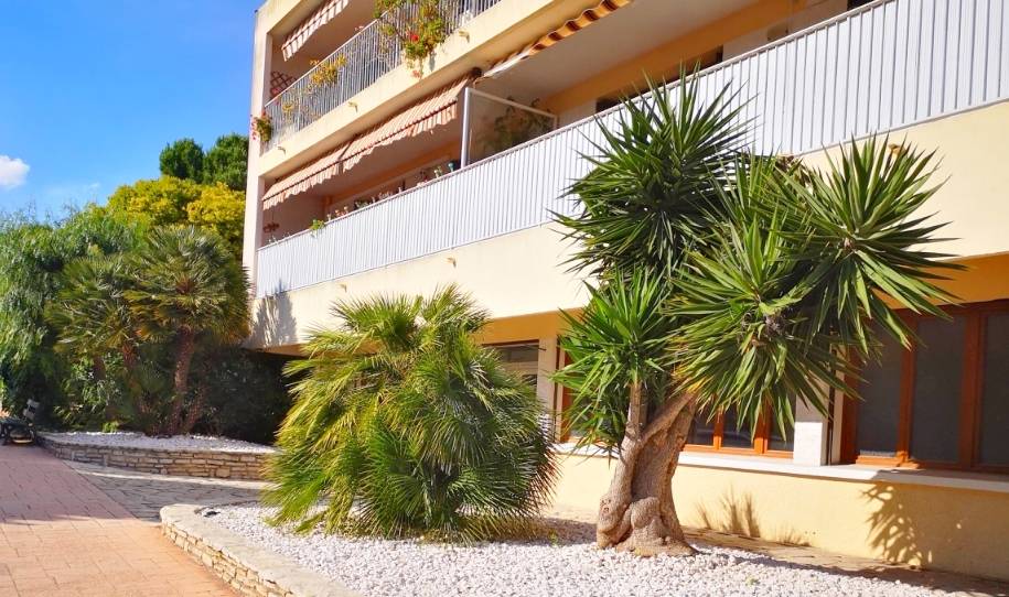 Appartement avec terrasse à vendre en rez-de-chaussée à Sanary