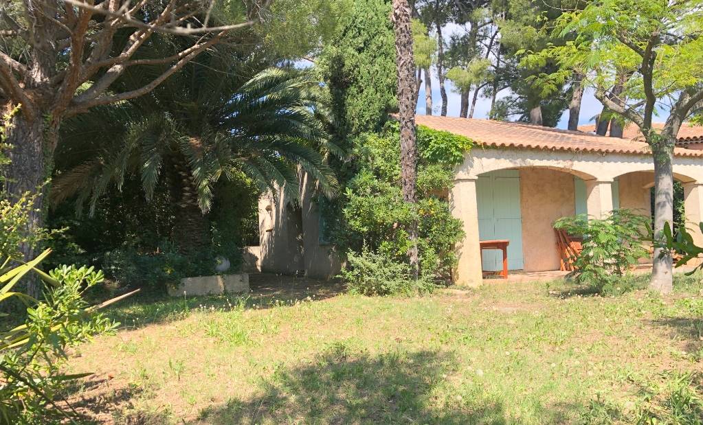 Maison de type 2 avec terrain arboré à vendre à Sanary