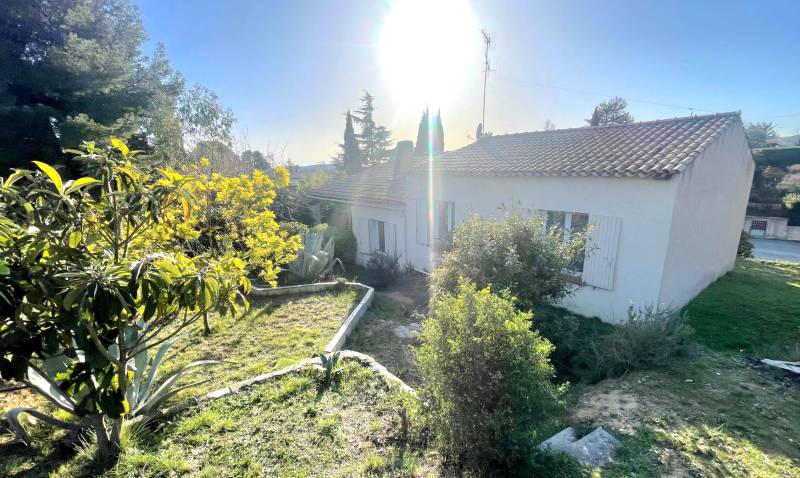 Maison 4 pièces traditionnelle avec piscine et garage à vendre à Sainte-Anne du Castellet