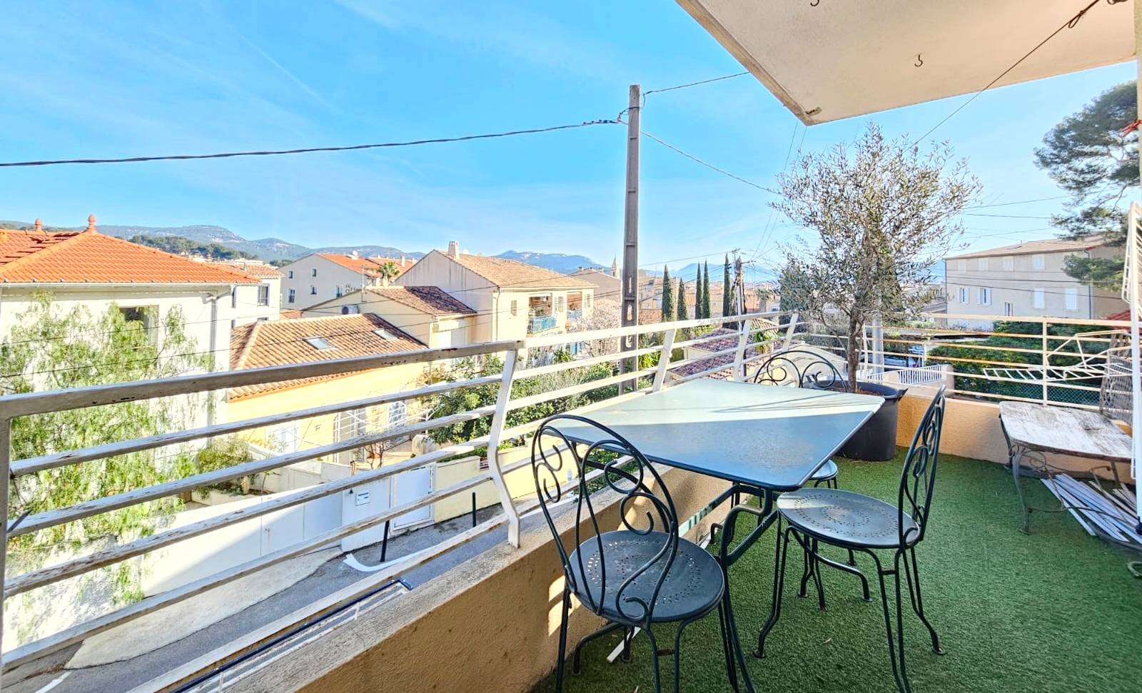 Appartement avec terrasse à vendre par notre agence immobilière à trois minutes à pied de l'Hôtel de la Tour