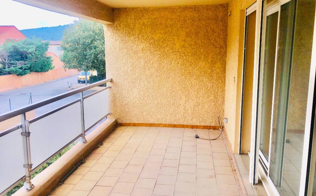 Appartement F3 avec terrasse à vendre à proximité du port de Sanary