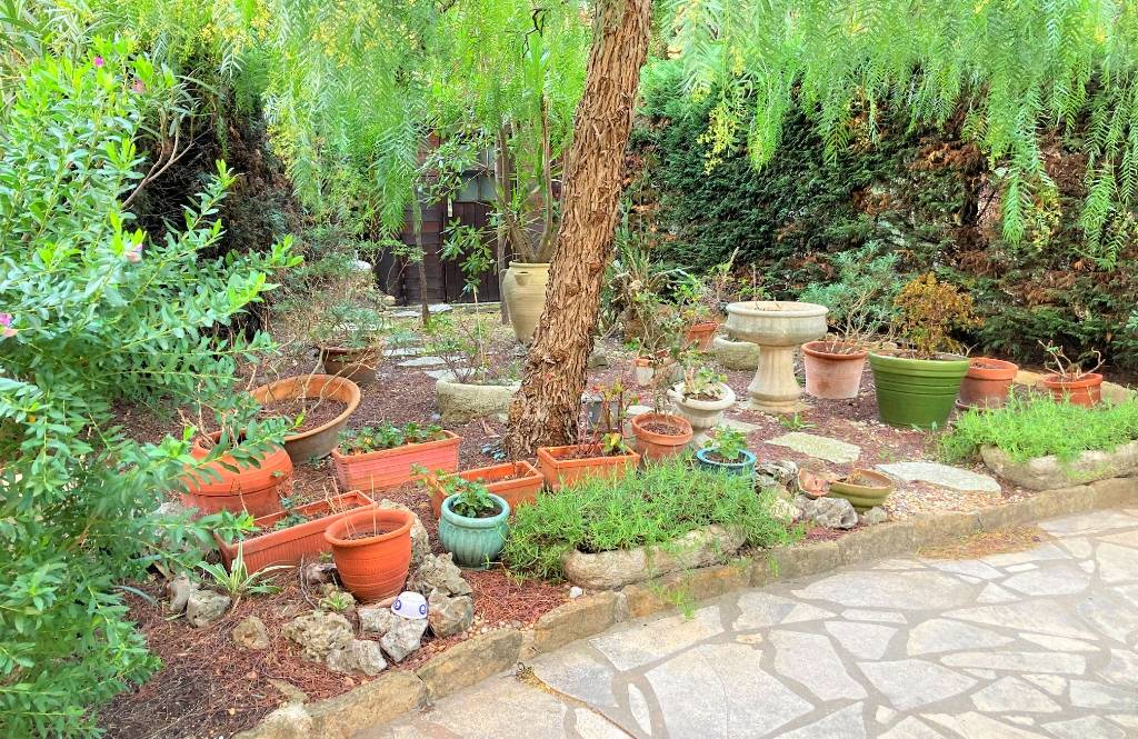 Un beau jardin extérieur et un parking complètent le tout