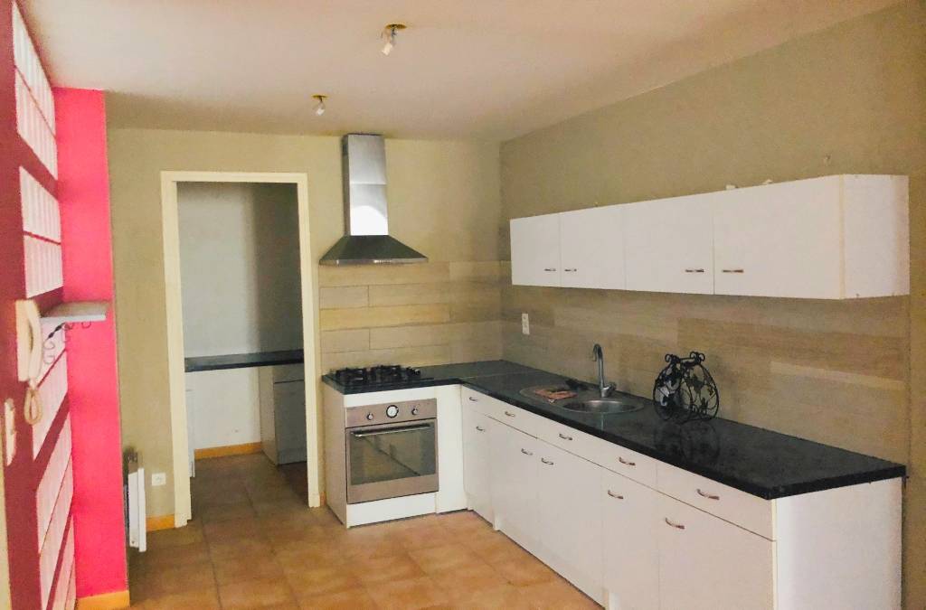 Grand logement de 2 chambres à vendre dans le centre-ville d'Ollioules