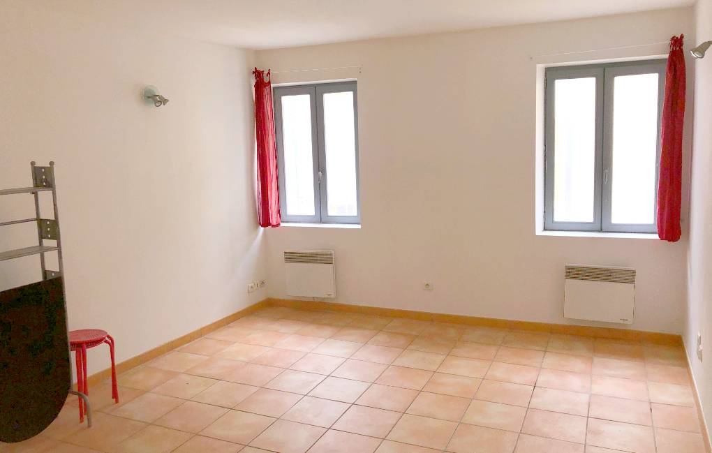 Studio à vendre dans immeuble de ville à Ollioules