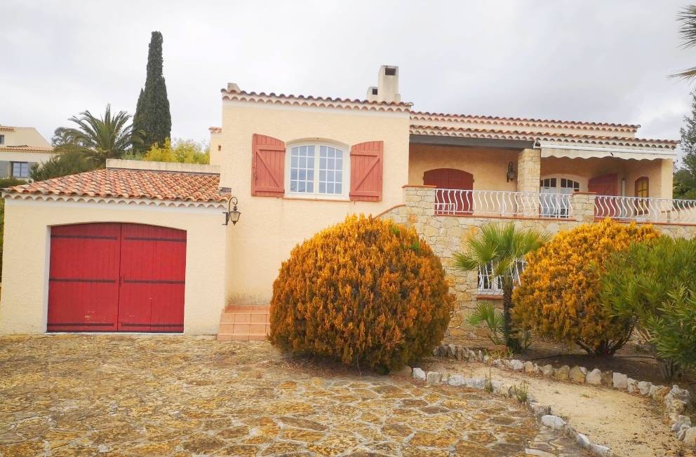 Villa traditionnelle à vendre à Bandol, sur les hauteurs du port de plaisance